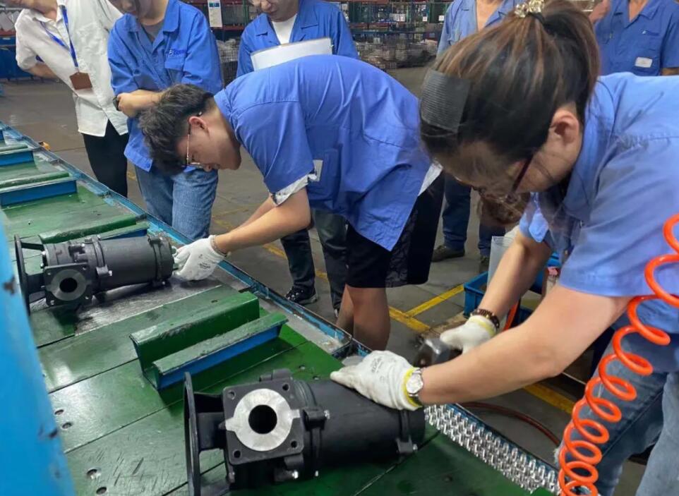 現(xiàn)場指導(dǎo)組裝水泵